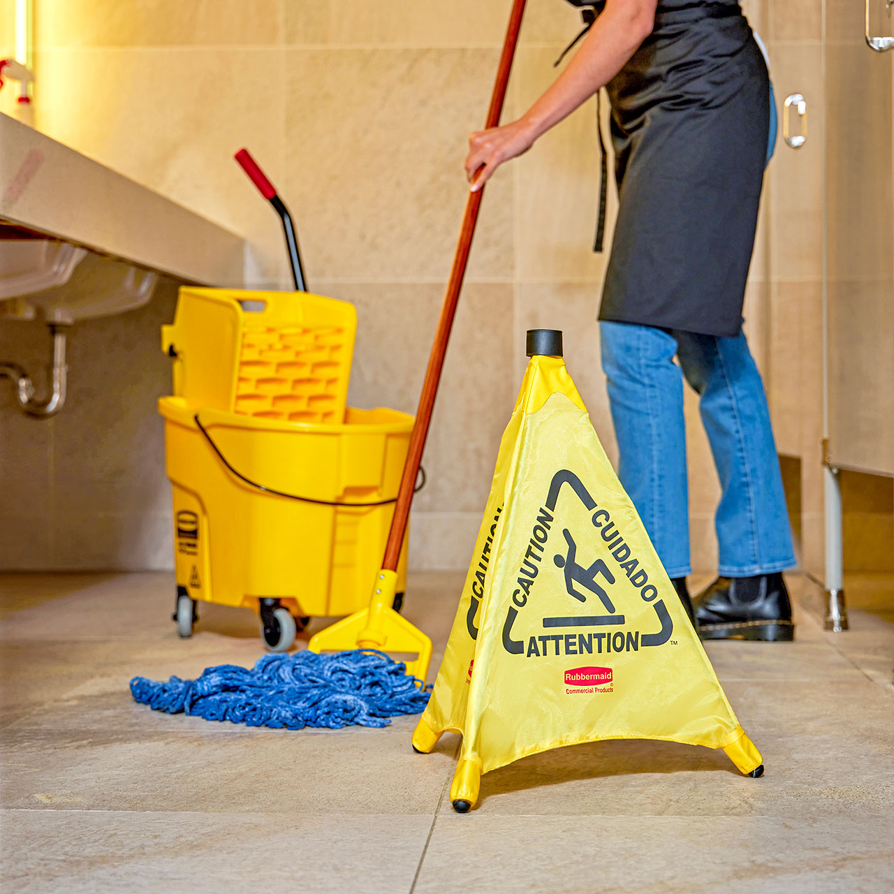 可折叠告示牌从壁挂式存储筒取出时可自动展开。