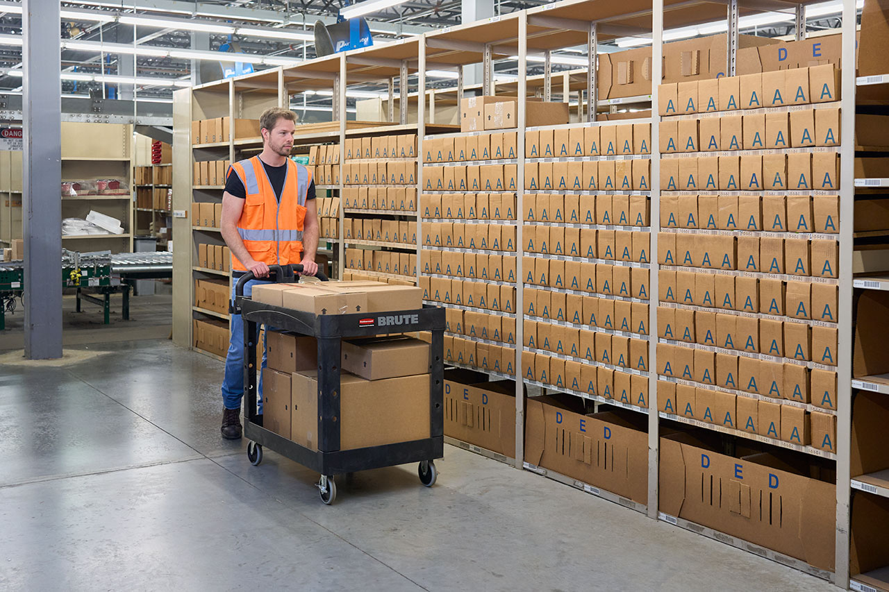 乐柏美商务用品下陷式层板重型多用途推车采用坚固的构造泡沫材料制造，不会凹陷、剥落或脱漆。圆角设计可保护家具、墙壁与门道。这款轻型推车配备12.7 cm不伤地板万向脚轮，移动顺畅灵活。符合人体工学的推动手柄提供最佳握持位置，下陷式层板可防止物品在移动过程中滚落。模制一体式收纳格、工具套筒、挂钩与凹槽设计提升推车的多功能性，最大承重可达227 kg。