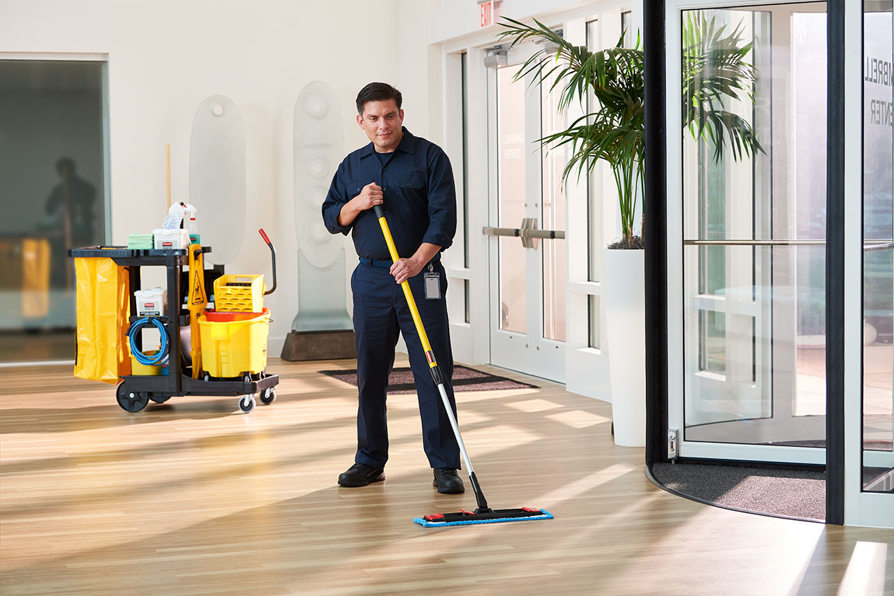 本款折叠式平板拖把套组专为配合您现有的WaveBrake™拖把桶设计，可在大型空间实现符合人体工学的微纤拖洗。