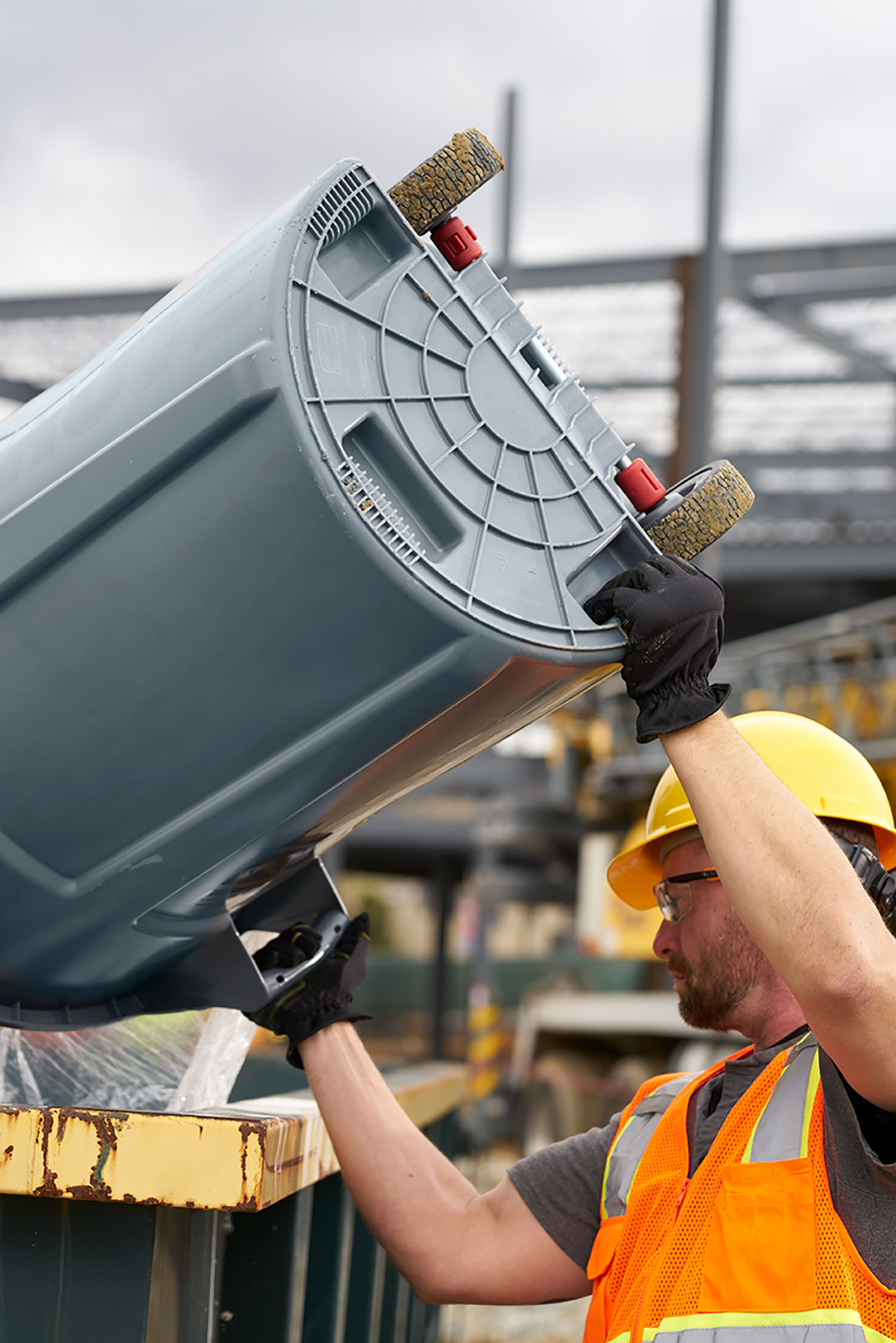 灵动设计，经久耐用。BRUTE™带轮款储物桶使移动搬运轻松5倍，即使在崎岖地面上也能提升效率并降低受伤风险。