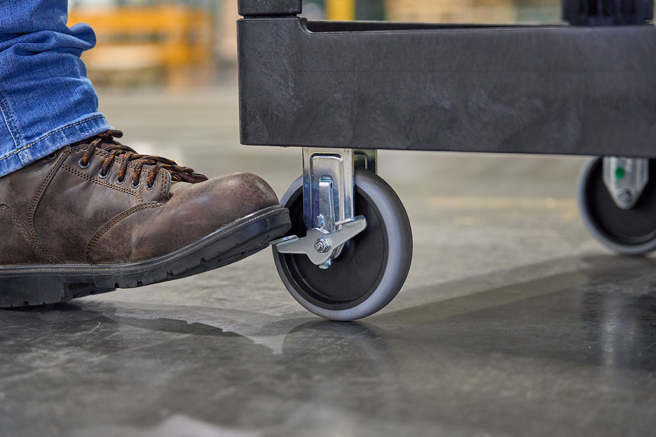 乐柏美商务用品下陷式层板重型多用途推车采用坚固的构造泡沫材料制造，不会凹陷、剥落或脱漆。圆角设计可保护家具、墙壁与门道。这款轻型推车配备12.7 cm不伤地板万向脚轮，移动顺畅灵活。符合人体工学的推动手柄提供最佳握持位置，下陷式层板可防止物品在移动过程中滚落。模制一体式收纳格、工具套筒、挂钩与凹槽设计提升推车的多功能性，最大承重可达227 kg。