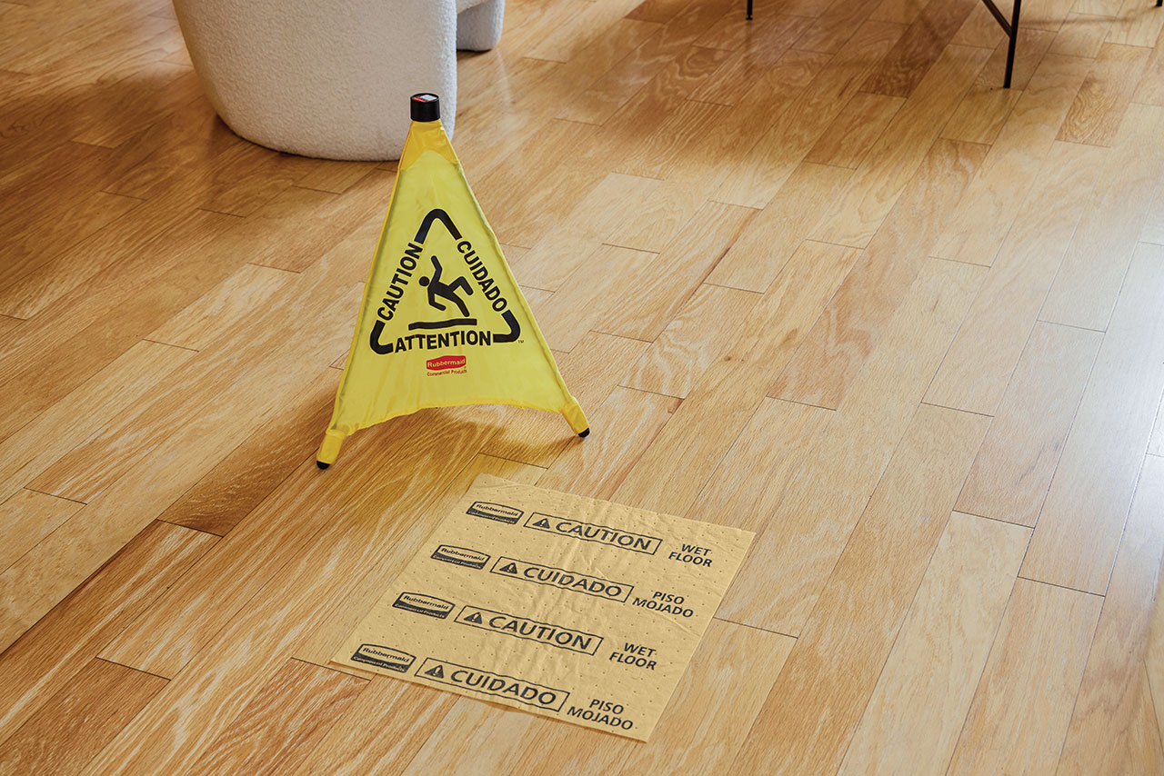 可折叠告示牌从壁挂式存储筒取出时可自动展开。