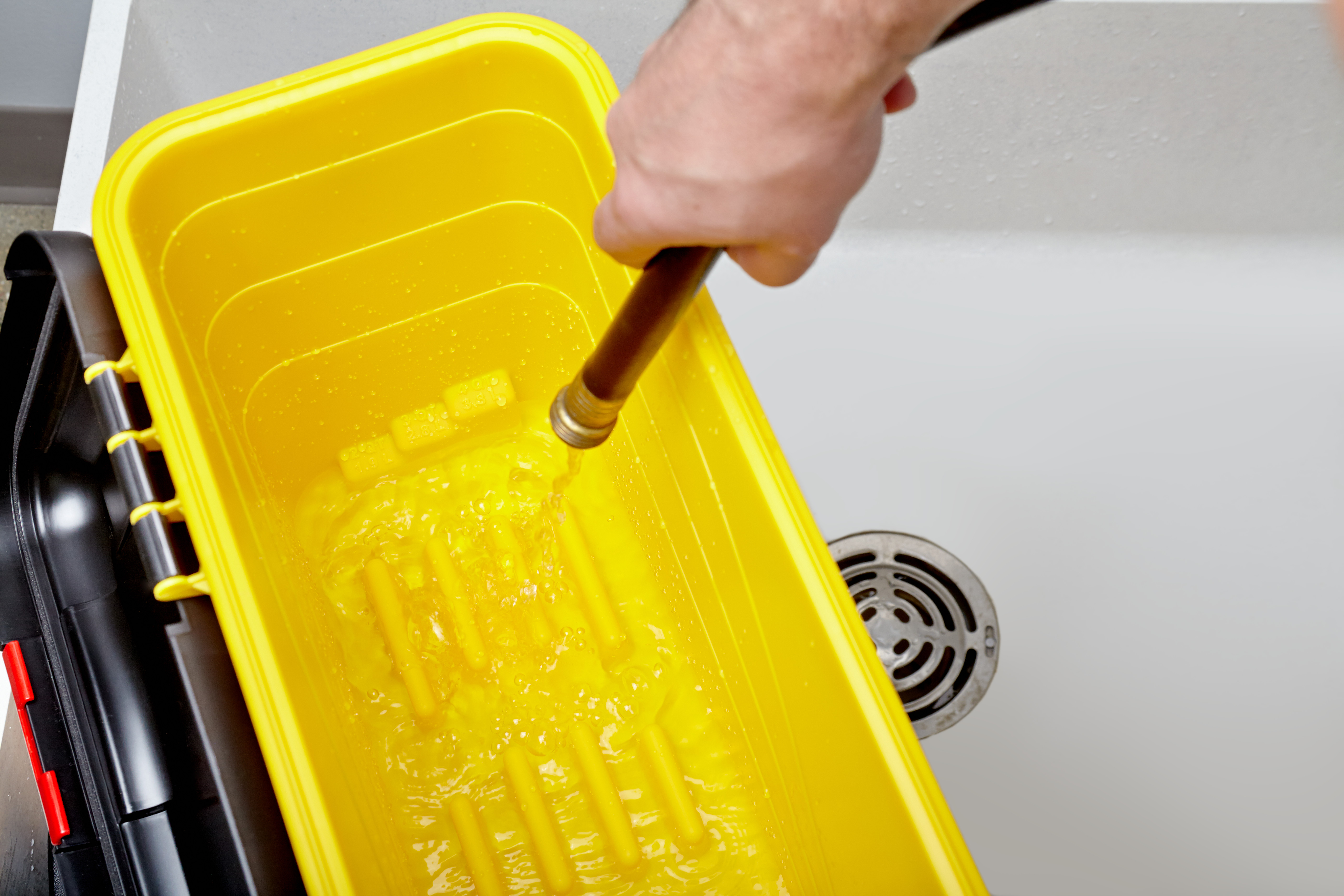 乐柏美商务用品HYGEN™微纤拖布浸泡桶是医疗机构的理想之选。刻度导向标识，精确配比清洁溶液；内置格栅结构，避免微纤拖布吸水过量。适用于单面HYGEN™微纤拖布（最大尺寸46cm）。
