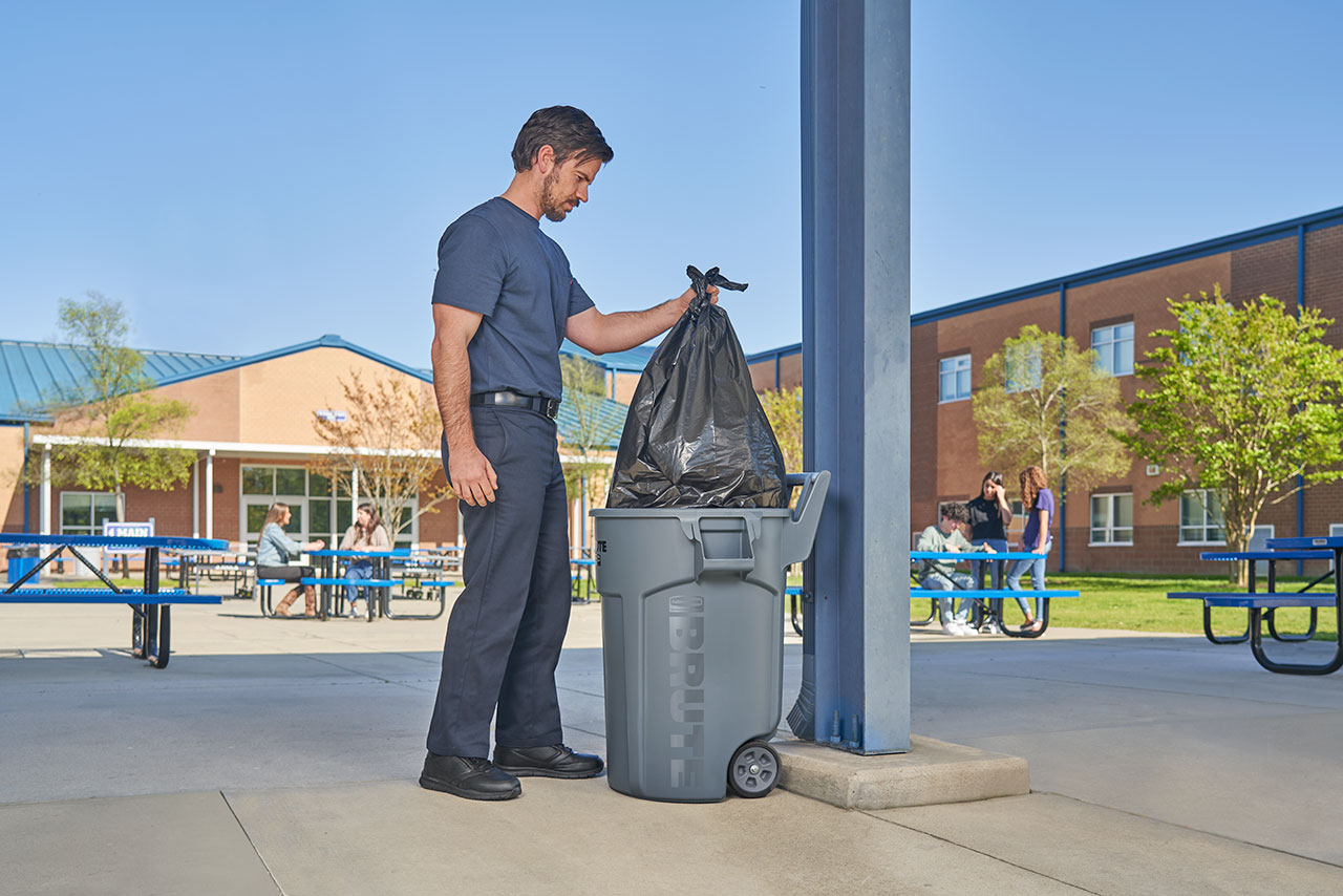 BRUTE便携式贮物桶让您在崎岖地面上推行重物时省力高达80%，显著提升作业效率，降低受伤风险。